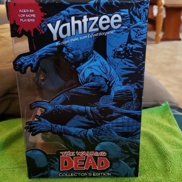 🧟‍♂️COLLECTOR'S EDITION TWD YAHTZEE🧟‍♀️ - Picture 5 of 8